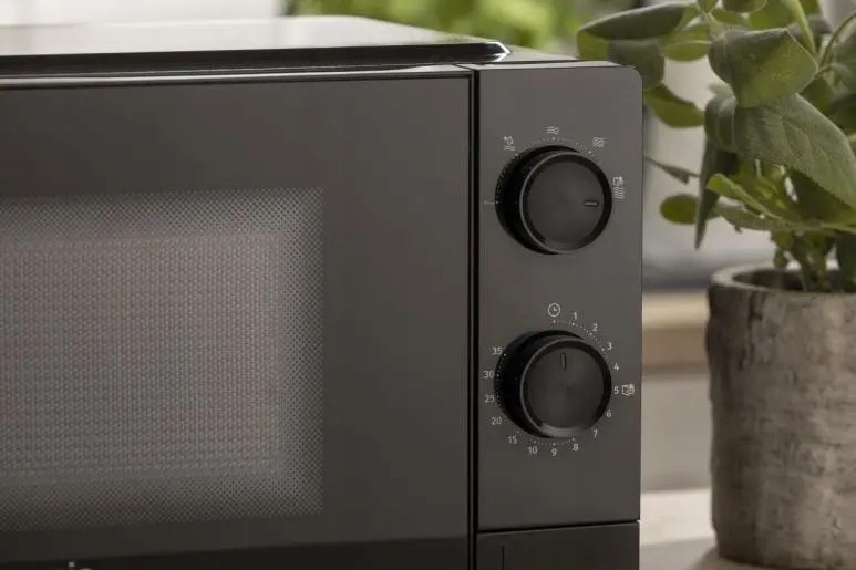 Kuchenka mikrofalowa Gorenje MO20CE1B5 700W 20L AquaClean Rozmrażanie - obrazek 3