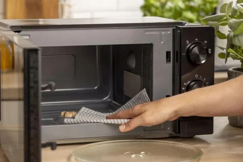 Kuchenka mikrofalowa Gorenje MO20CE1B5 700W 20L AquaClean Rozmrażanie - obrazek 5