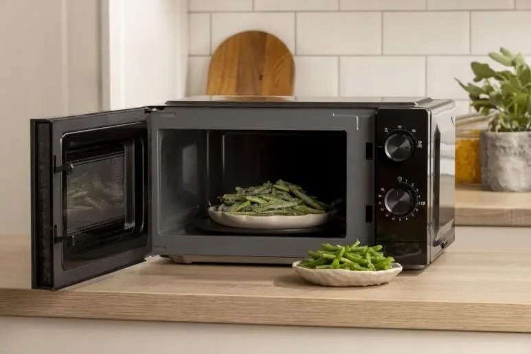 Kuchenka mikrofalowa Gorenje MO20CE1B5 700W 20L AquaClean Rozmrażanie - obrazek 4